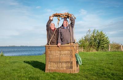 Boer Hop schrikt zich rot als een gasballon op zijn weiland landt: ‘Oorlogsvlucht’ eindigt in Hierde