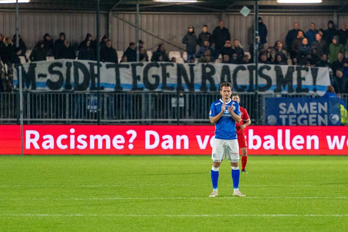 Supporters van FC Den Bosch in actie tegen racisme.