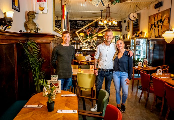 Grand Café Central: Loek Meerding (bediening) en Jill en Sander Letschert (eigenaren)