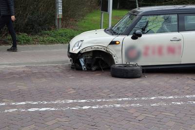 Auto verliest voorwiel bij botsing in Vlijmen