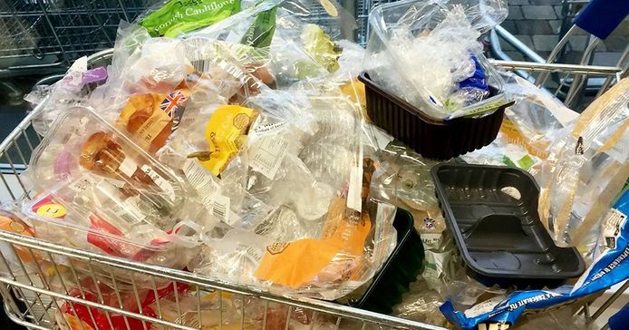 Plastic Attack waait over naar ons "Laat verpakkingen achter in | Milieu | hln.be