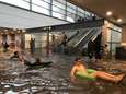 Wat doen Zweden als treinstation overstroomt? Ze maken er een zwembad van