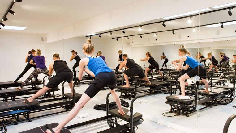 Renée Vervoorn: 'De Barre-work-out verbetert je houding en traint je spieren in de lengte' Beeld Marijke Stroucken