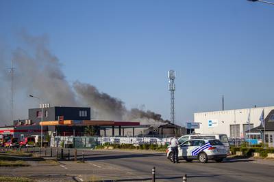 Un hangar à l'arrière d'une station-service, un appartement et un camion en feu à Herstal