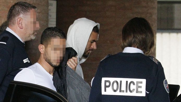 Karim Benzema est mis en examen notamment pour "complicité de tentative de chantage", avec interdiction de rencontrer Valbuena. Quatre hommes, dont Karim Zenati, ont aussi été mis en examen et écroués.