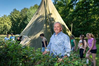 Een tipi als klaslokaal? Frans van Buul, die na 45 jaar afzwaait uit het onderwijs, houdt wel van ve