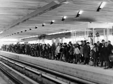 Dringen op Zuidplein voor ritje met nagelnieuwe metro