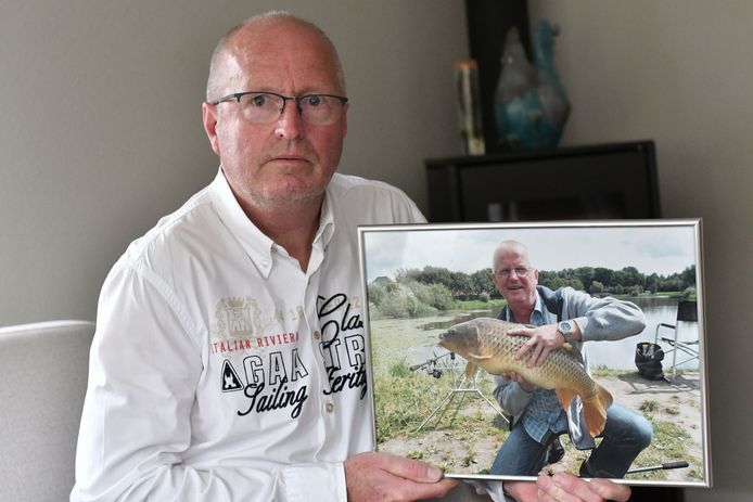 Jan Bergman met een foto van zijn overleden broer Gerd. De betrokken huisarts krijgt een waarschuwing; ze heeft Gerds situatie onderschat.
