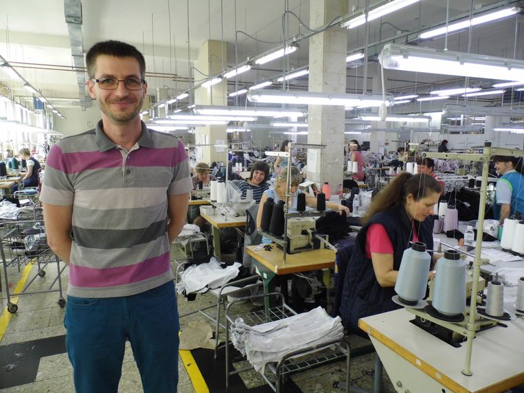 Directeur Nazar Bigisjin van de textielfabriek HRT Textiles in de vestiging in Lviv. Beeld Michiel Driebergen