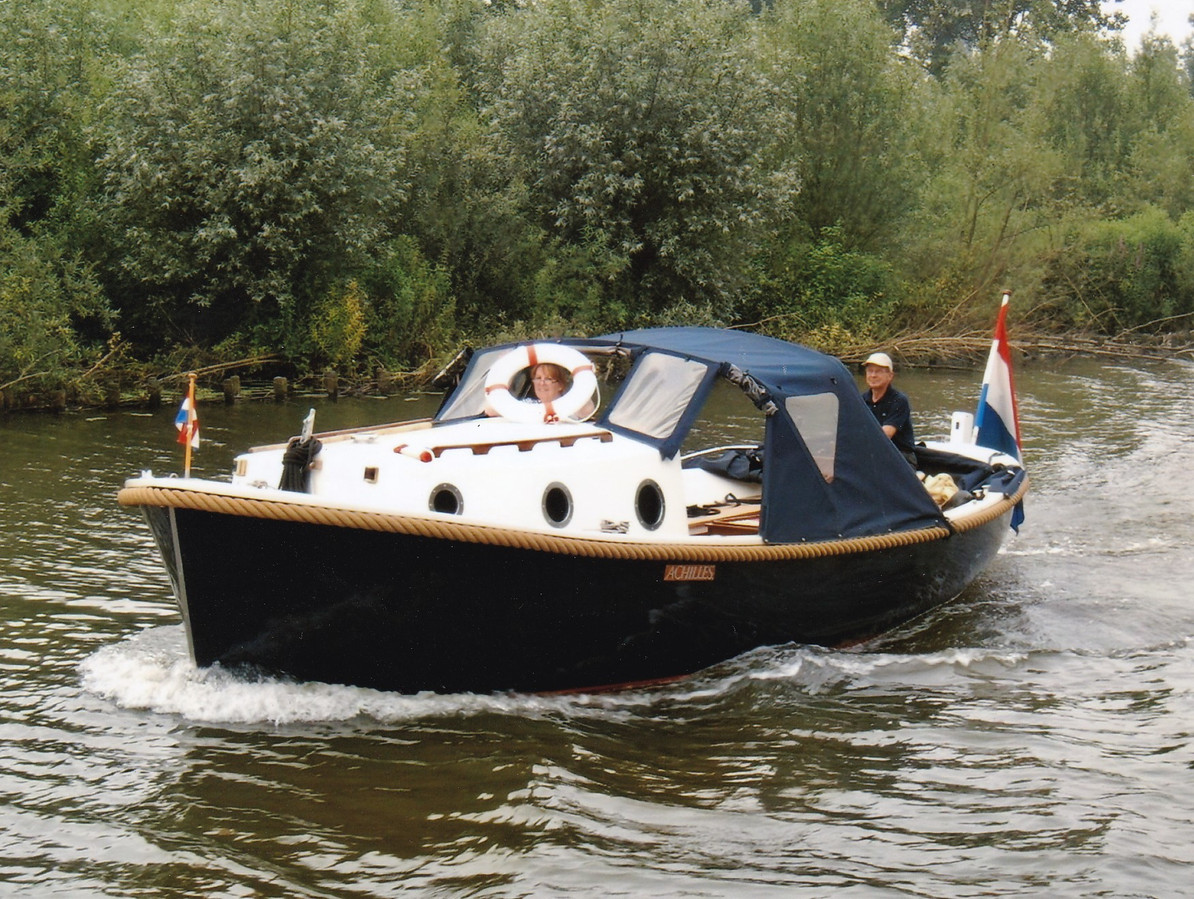 Henk van Heel met zijn vrouw in de verbouwde kapiteinssloep van de Willem Ruys.