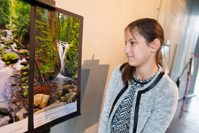 Lena Cichowicz, de winnaar van de fotowedstrijd, bij haar eigen foto.