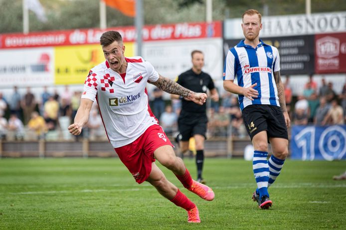 Thomas Marijnissen reageert uitzinnig als hij Kozakken Boys tegen Quick Boys naar de zege heeft geschoten.