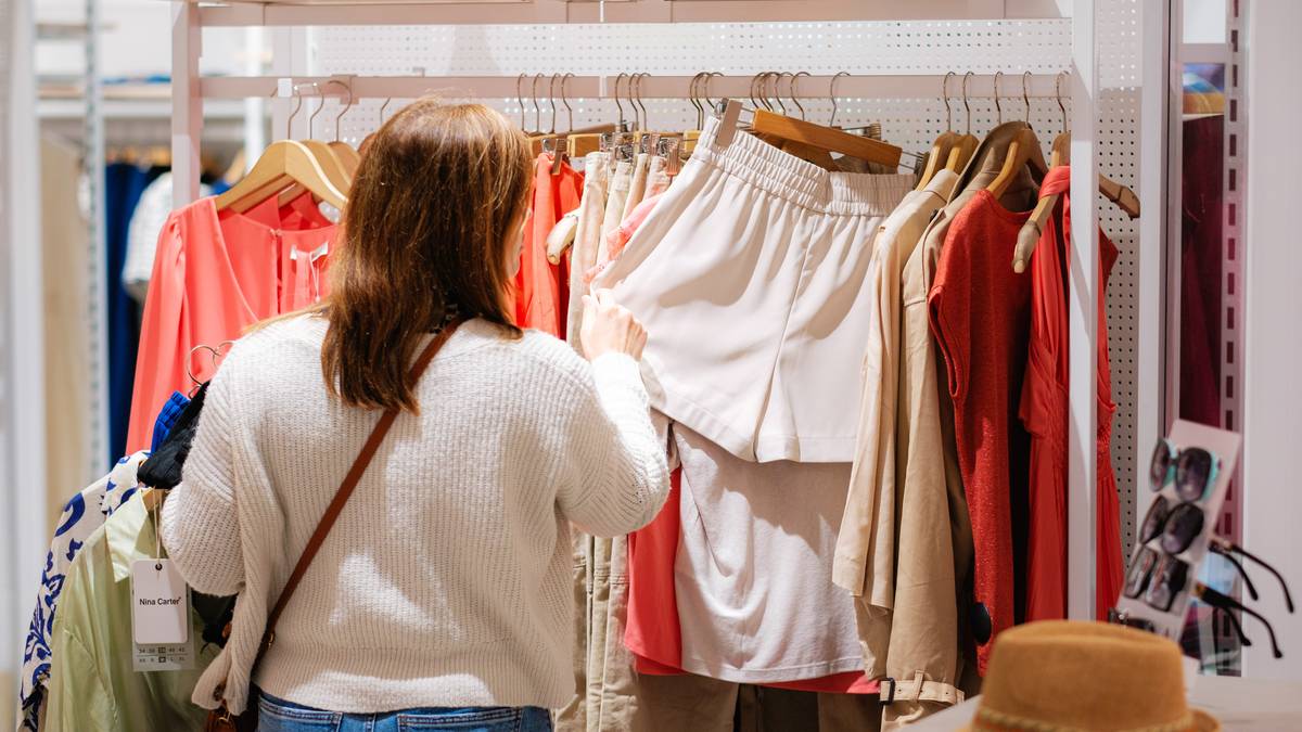 Kledingwinkels geraken zomeroutfits niet kwijt Al direct solden tot 70 Binnenland hln.be