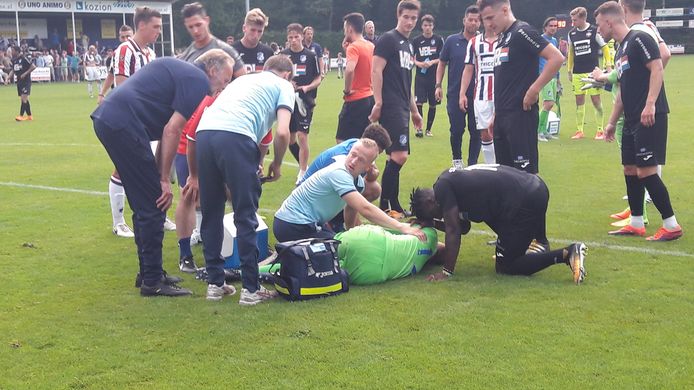 Een beenbreuk van Guy Smit, de tweede doelman van Eindhoven, maakte twee minuten voor tijd een einde aan de wedstrijd tegen Willem II.