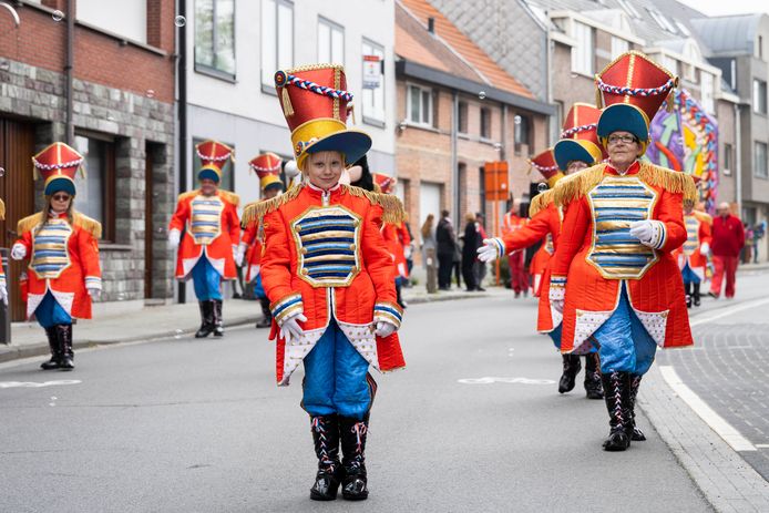 De kleurrijke stoet kon de straten van Aartselaar eindelijk terug opvrolijken.