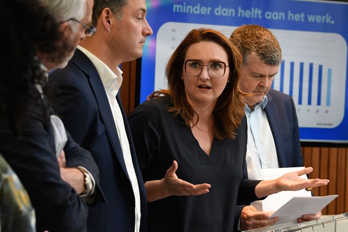 Alexander De Croo, Gwendolyn Rutten en Bart Somers tijdens een persmoment van Open Vld in 2019.