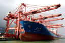 ,,Speelgoed heeft meer last gehad van vertraging door onder meer een havensluiting in China en dus ook de verstoorde containervaart. Daardoor zal een deel van het assortiment iets minder ruim van tevoren in de winkels liggen.''