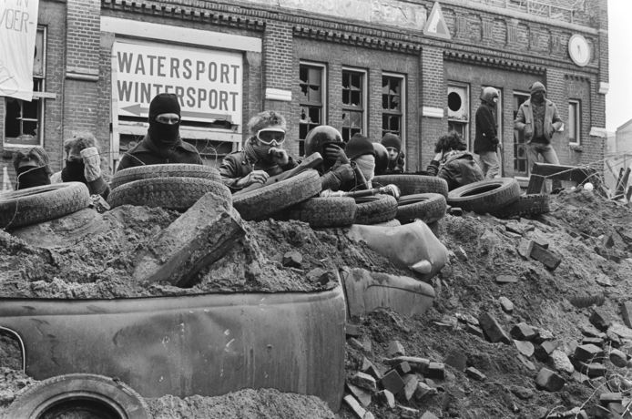 Krakers hebben zich in 1981 verschanst achter een blokkade.