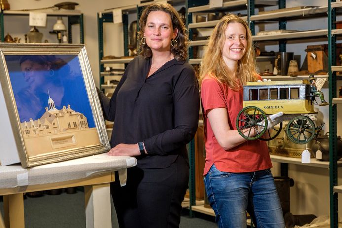 Deirdre Carasso (links) en Leonie Wingen van het Stedelijk Museum.