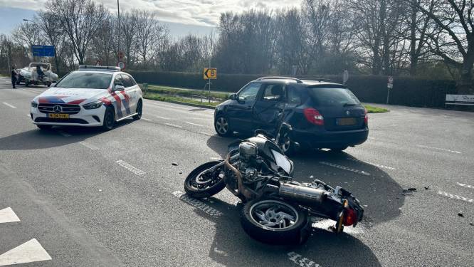 Motorrijder knalt op auto en raakt gewond, lange file door ongeluk