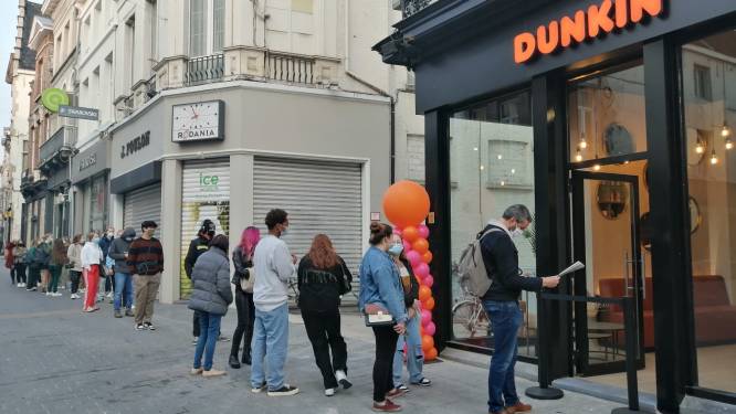 Dunkin’ Donuts opent met lange wachtrijen