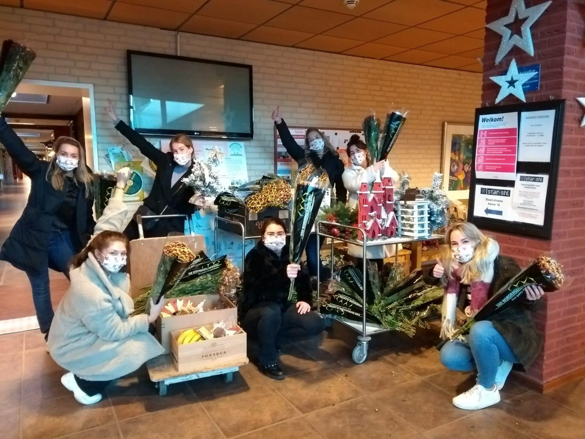 De bewoners van het Zonnelied en de Lindeboom kregen een bosje bloemen. 132 boeketten in totaal.