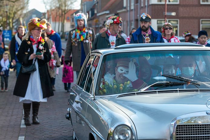 De prins van Halsteren kwam zaterdag in een speciale auto aan voor de intocht