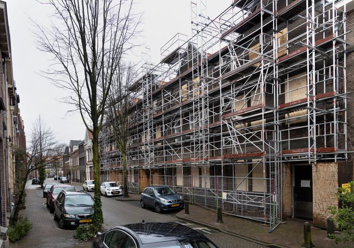 Vijf panden aan de Sint-Catharinastraat in Eindhoven staan op instorten. Ze worden gesloopt voor nieuwbouw door woningcorporaties Trudo.
