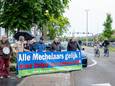 MECHELEN Mechelse actiegroepen voor duurzame mobiliteit stellen hun nieuwe banner voor, tijdens een korte prikactie op het Kruispunt Zwartzustersvest en Stompaertshoek