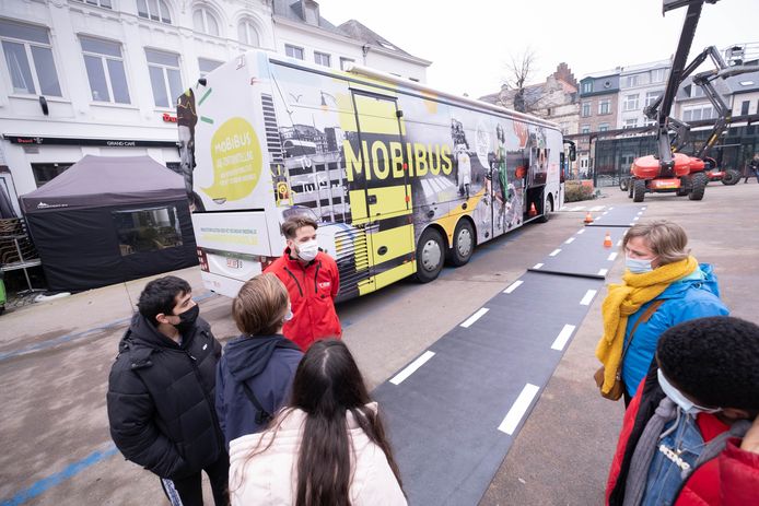 Leerlingen van BuSo Sint Janshof bezoeken de Mobibus op de Veemarkt