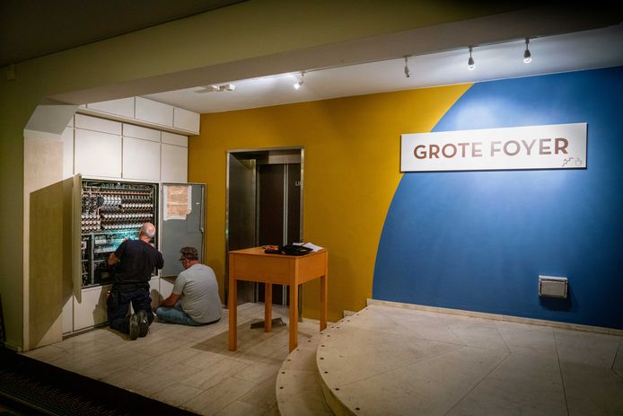 Stadstheater Arnhem is ontzettend toe aan een opknapbeurt. Overal in het pand is het verval te zien.