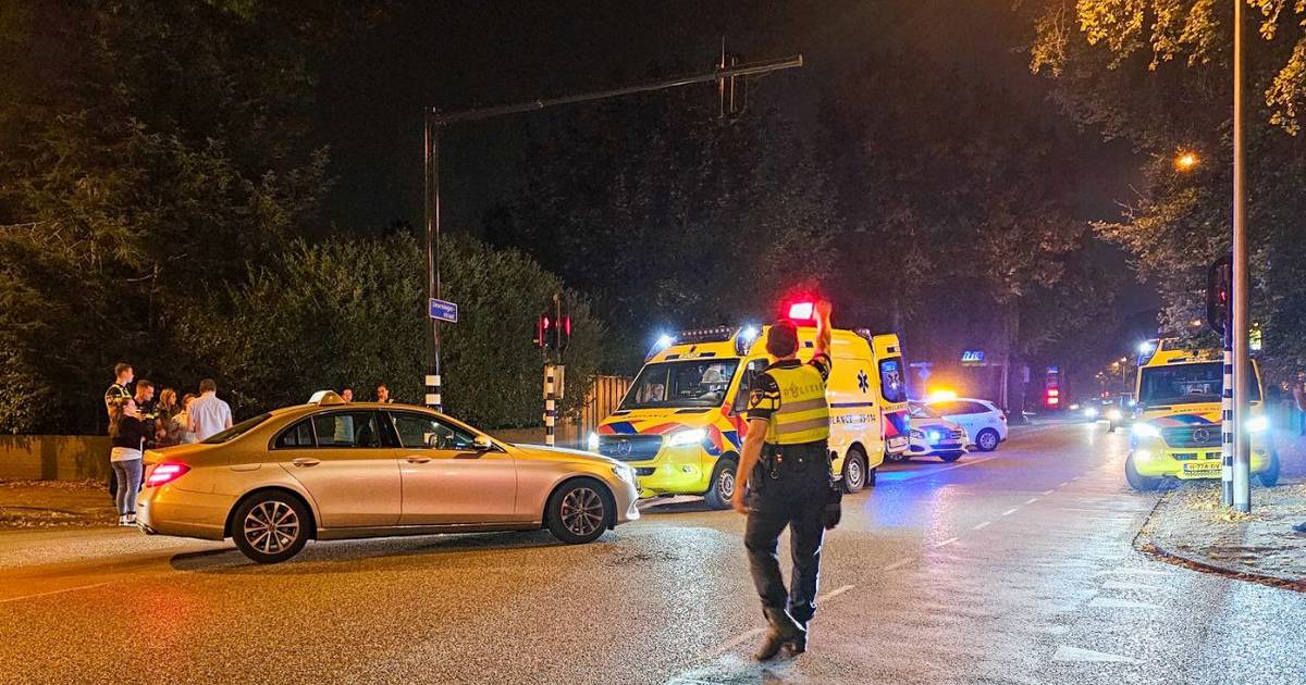 Fietsster gewond naar ziekenhuis na botsing met taxi op Enschedese kruising.
