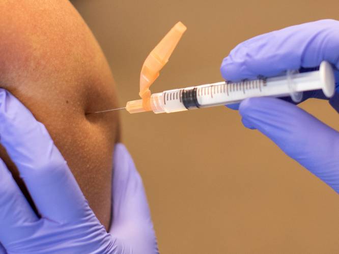 Man laat zich op één dag tien keer vaccineren tegen coronavirus