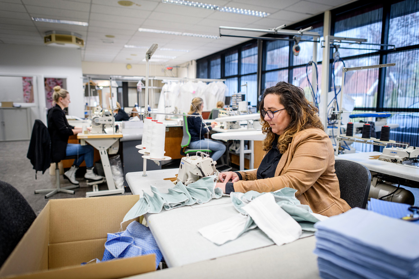 Even geen kant en pailletten, maar mondkapjes worden nu genaaid in het atelier bij Très Chic.