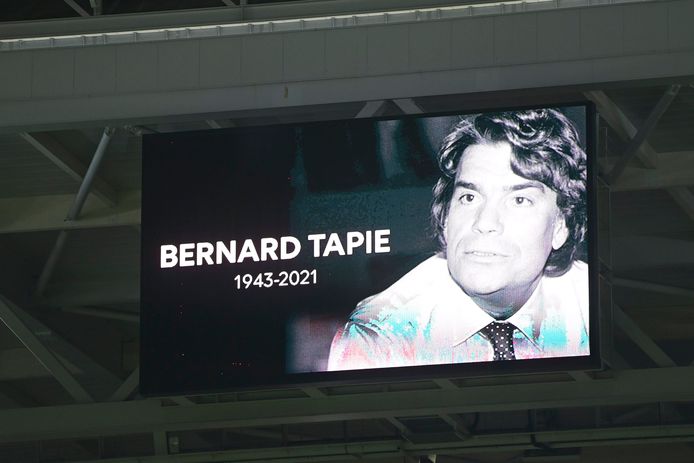 Bernard Tapie krijgt op de dag van zijn overlijden een eerbetoon in een Frans voetbalstadion. Op 3 oktober 2021 stierf hij aan de gevolgen van kanker waaraan hij sinds 2017 leed.
