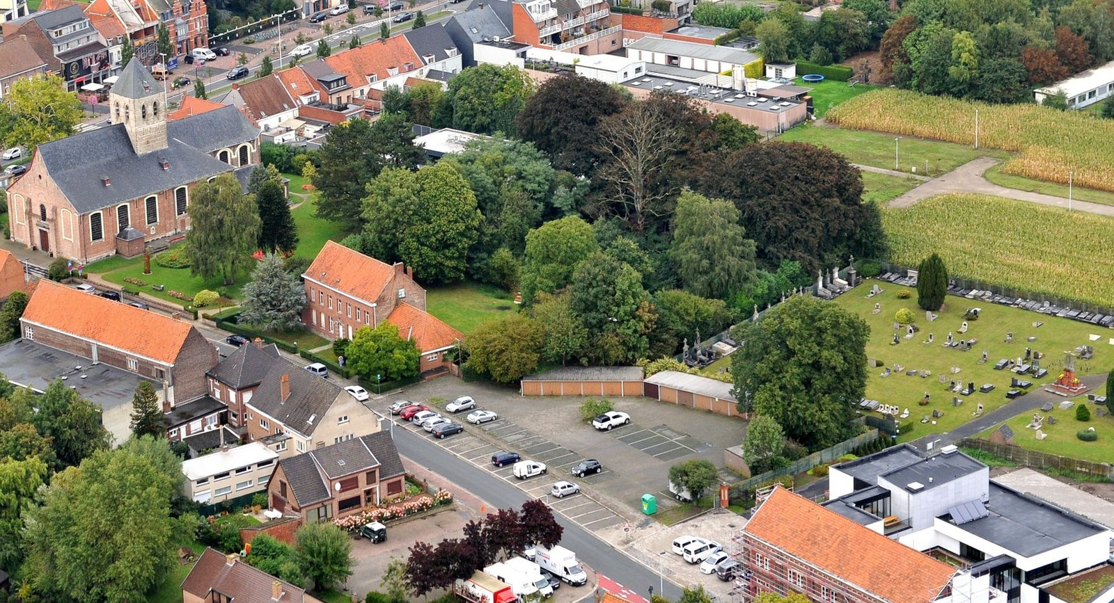 Een luchtbeeld van de kerkomgeving waar de groene long zal gerealiseerd worden.