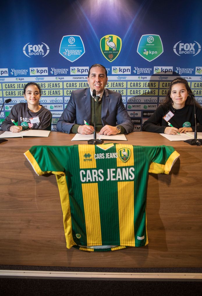 Ilham en Amira zetten hun handtekening.