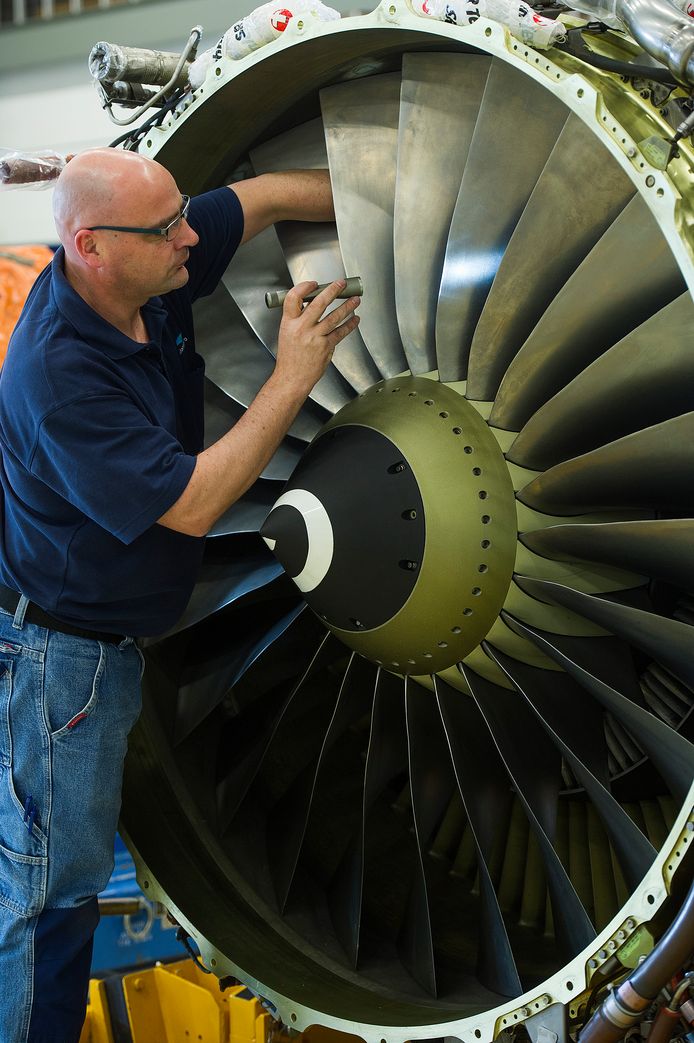 Een werknemer van StandardAero aan het werk met het reviseren van een vliegtuigmotor.