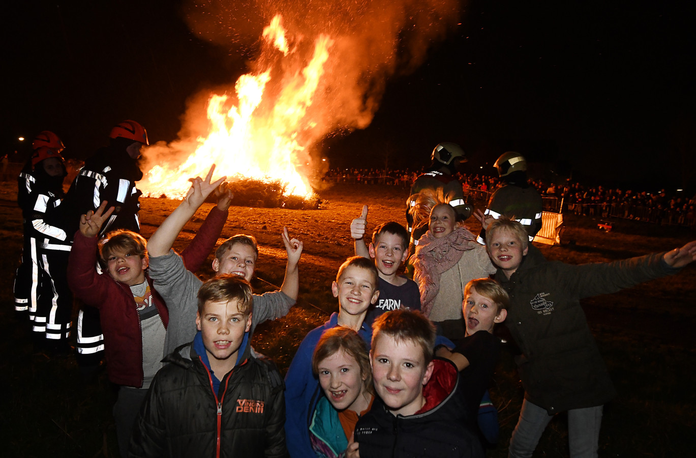 Houten geniet van de laatste keer kerstbomen verbranden Foto AD.nl