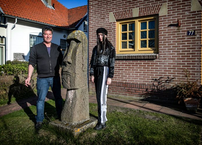 Olivier van Tetterode met zijn dochter Luna Laila bij het beeld van Paaseiland in 2019. Het beeld is in 1962 gebruikt voor een 1 aprilgrap, bedacht door Edo van Tetterode, de vader van Olivier en de opa van Luna Laila.