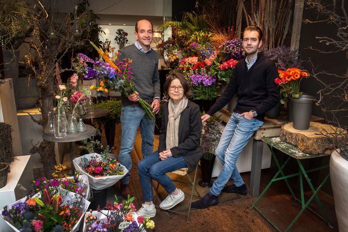 Bloemenwinkel Van Gurp sluit in mei de deuren en gaat alleen online verder. Vanaf links François van Gurp, Caroline van Olphen en Florent van Gurp.