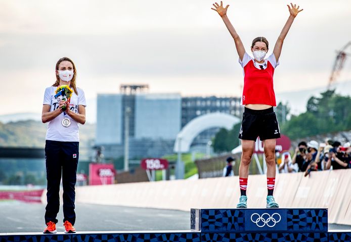 Annemiek van Vleuten en Anna Kiesenhofer.
