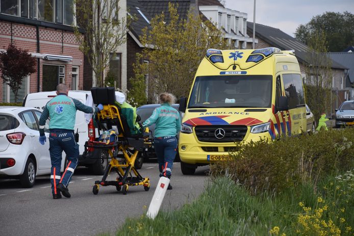 Auto vs wielrenner, Auto heeft schade en mist een spiegel, Wielrenner met flinke hoofdwond naar het ziekenhuis., Straat ligt onder bloed