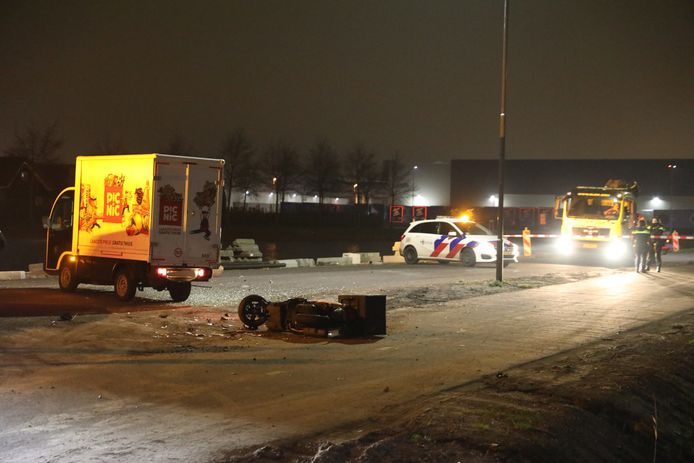 Een bezorgauto en een scooter botsten op de Pakhuisweg in Ede.