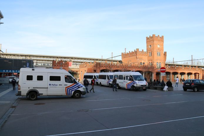 De politie was massaal aanwezig aan het station in Aalst.