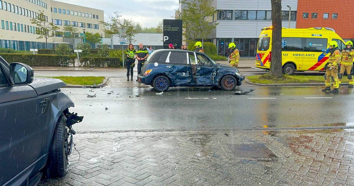 Vrouw gewond bij stevige botsing in Apeldoorn: twee auto’s flink in de kreukels.