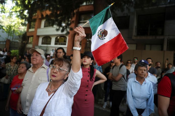 Mensen protesteren in Mexico-stad bij de Ecuadoraanse ambassade. (6/4/2024)