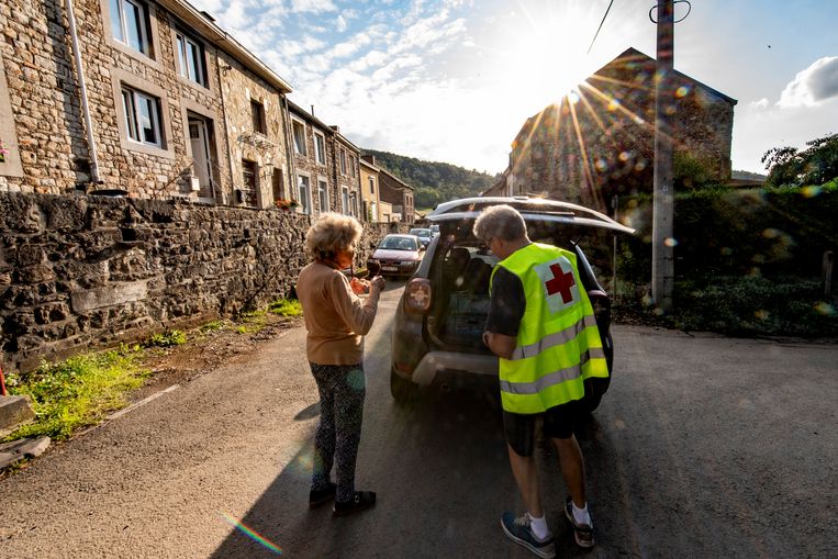 Een vrijwilliger van het Rode Kuis levert eerder deze maand maaltijden in La Broux. Beeld Photo News