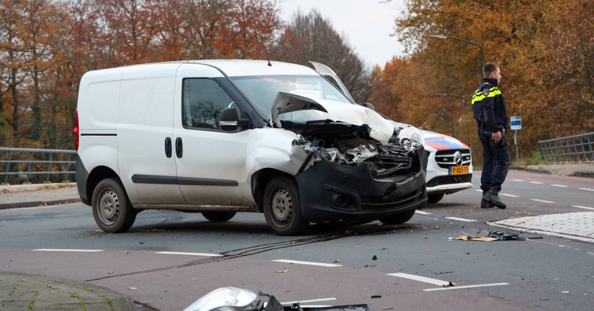 Vrouw gewond bij botsing tussen bestelbus en aanhangwagen in Boxtel.