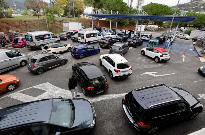 Chaos bij een tankstation in Nice: iedereen wil tanken.